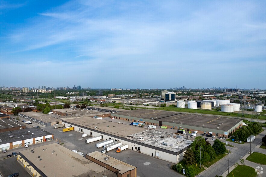 315-345 Flint Rd, Toronto, ON à louer - Photo du bâtiment - Image 3 de 4