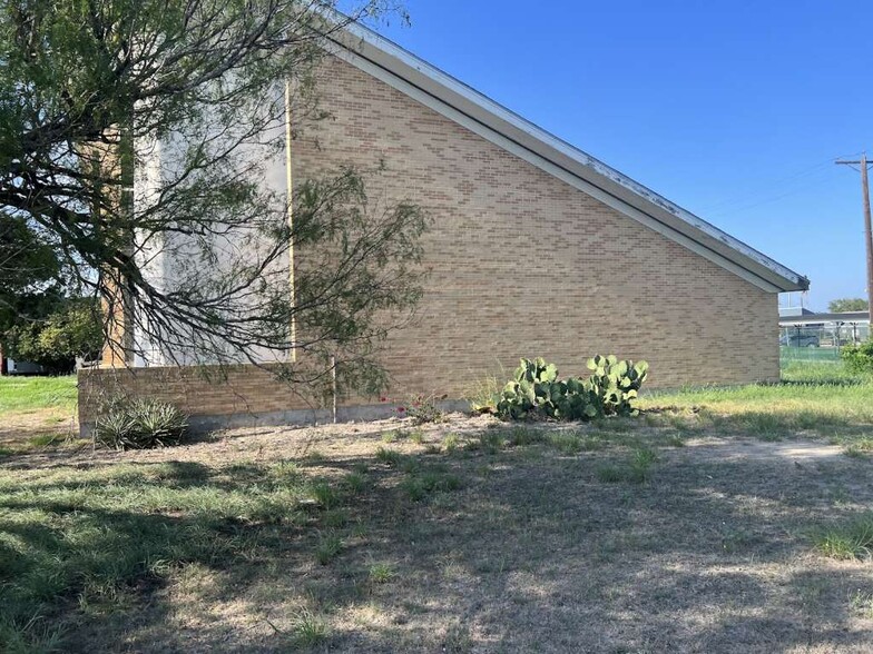 1120 E Sen Carlos Truan Blvd, Kingsville, TX à vendre - Photo du b timent - Image 3 de 34