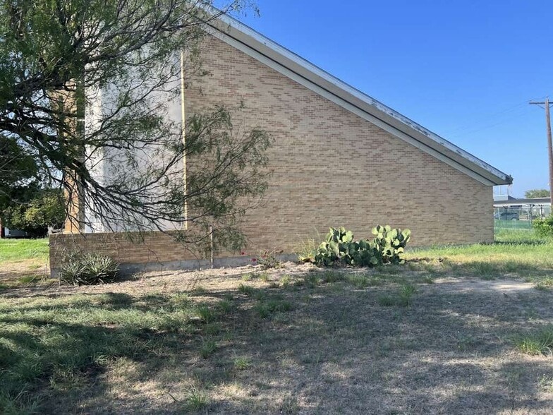 1120 E Sen Carlos Truan Blvd, Kingsville, TX à vendre - Photo du bâtiment - Image 3 de 34