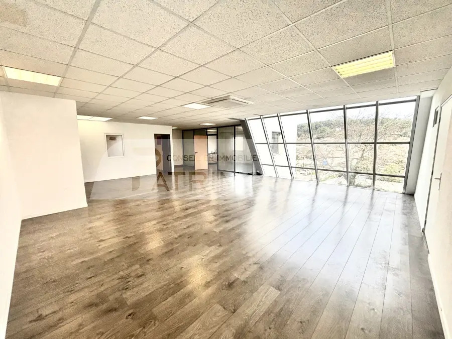 Retail in Aubagne for lease Interior Photo- Image 1 of 19