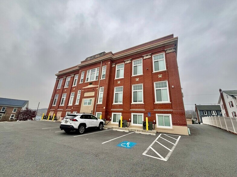 216 Penn St, Bath, PA à vendre - Photo du bâtiment - Image 2 de 7