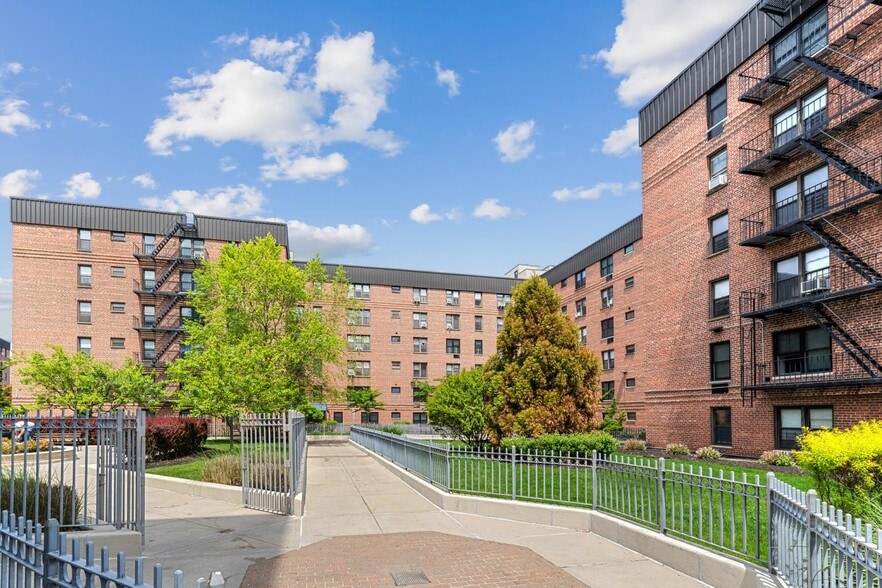 2010 Seagirt Blvd, Far Rockaway, NY for lease - Building Photo - Image 2 of 5