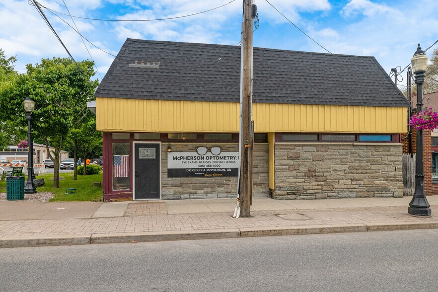 105 N Main St, North Syracuse, NY à vendre - Photo du bâtiment - Image 1 de 27