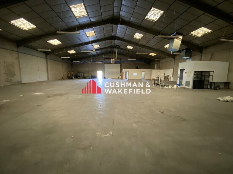 Industrial in Fenouillet for lease - Interior Photo - Image 2 of 4