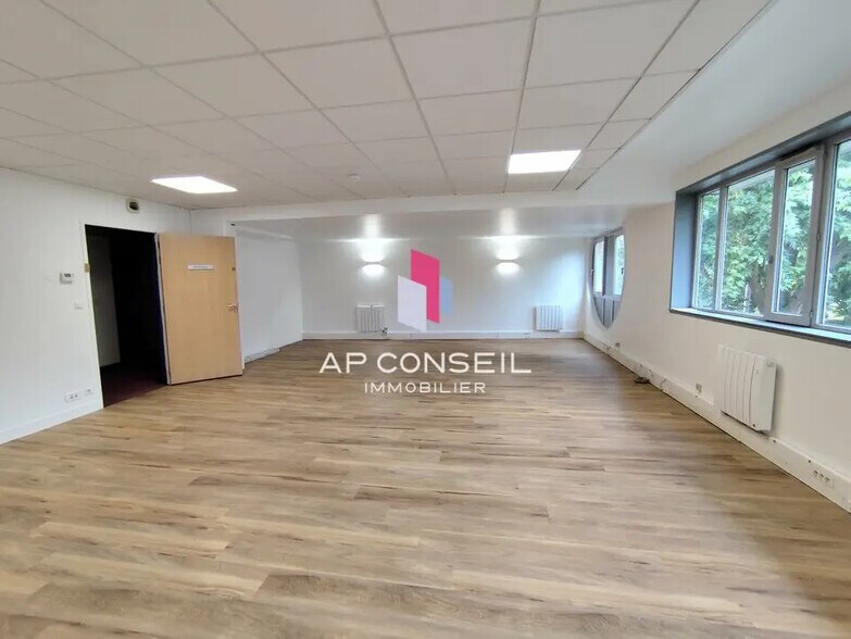 Office in Voisins-le-Bretonneux for lease - Interior Photo - Image 3 of 6