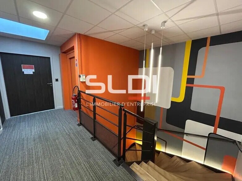 Bureau dans Dardilly à louer - Hall d’entrée - Image 3 de 16