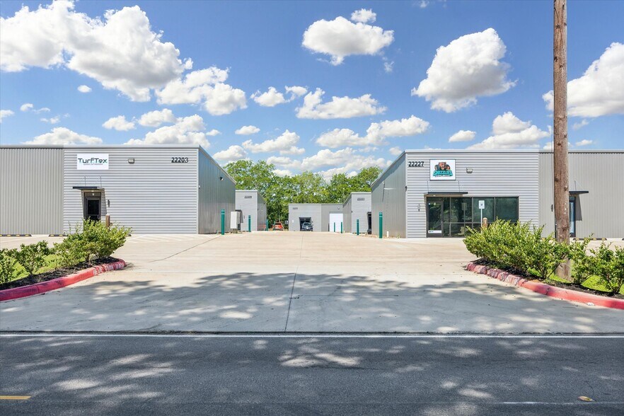 22215 Mueschke Rd, Tomball, TX à louer - Photo du bâtiment - Image 3 de 24