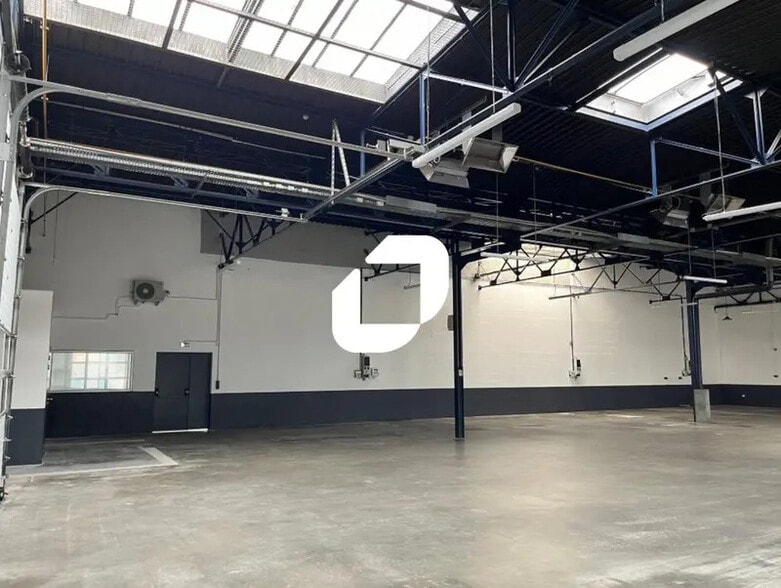 Flex in Vénissieux for lease - Interior Photo - Image 3 of 16
