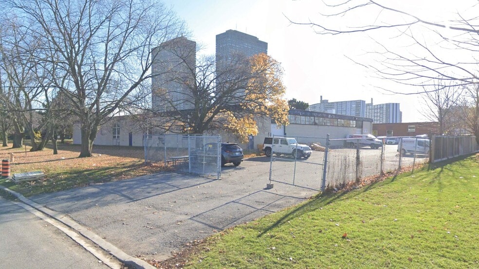 100 Thorncliffe Park Dr, Toronto, ON à louer - Photo du bâtiment - Image 3 de 3