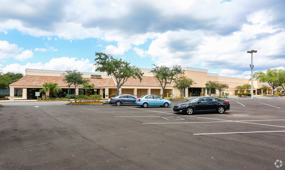 1301-1387 E Vine St, Kissimmee, FL à louer - Photo du bâtiment - Image 2 de 7
