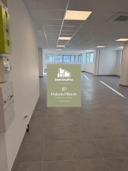 Office in Marseille for lease - Interior Photo - Image 3 of 6