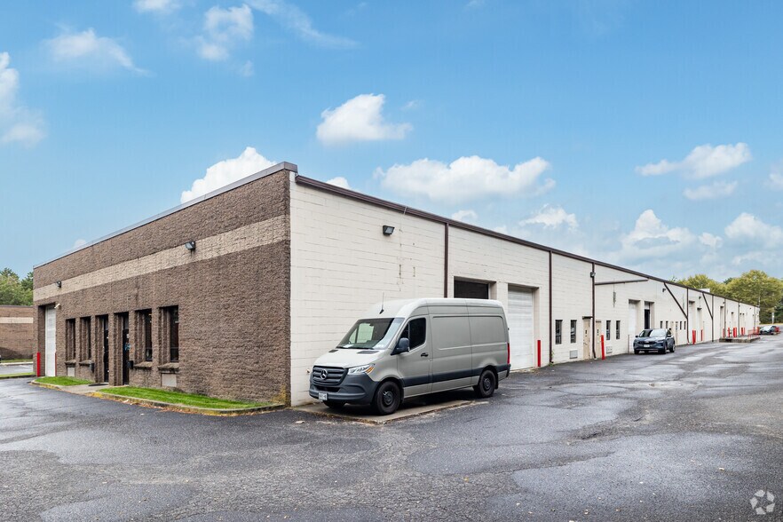 1531-1563 Lincoln Ave, Holbrook, NY à vendre - Photo du bâtiment - Image 3 de 14