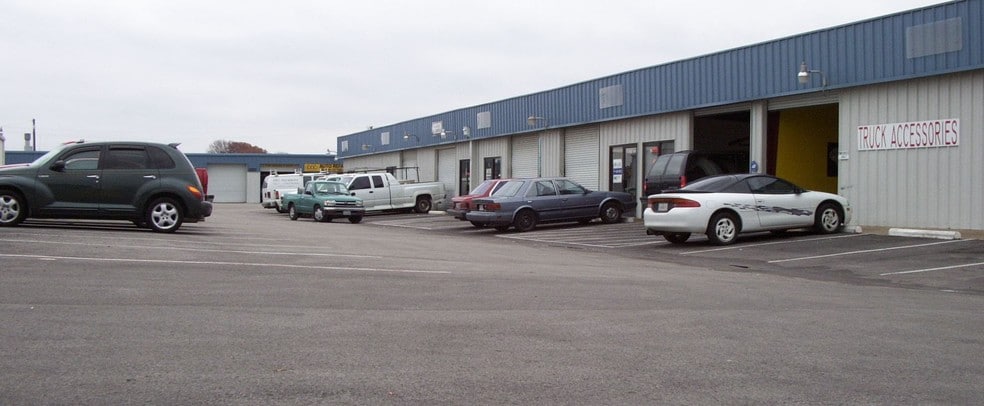 3427-3433 W Kingsley Rd, Garland, TX for lease - Building Photo - Image 1 of 5