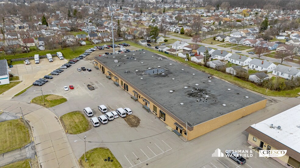 4335-4365 Cranwood Pky, Warrensville Heights, OH à louer - Photo du bâtiment - Image 2 de 6