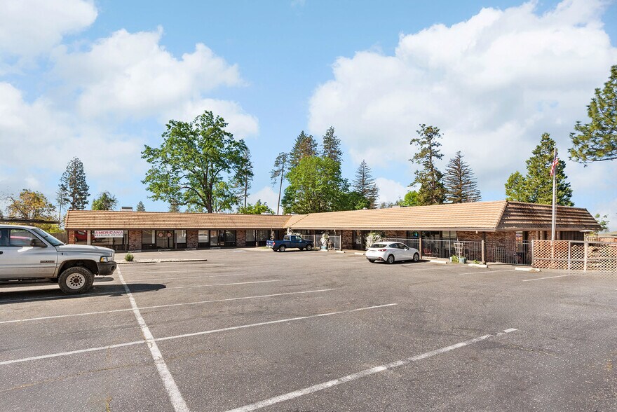 7126 Skyway, Paradise, CA à vendre - Photo du bâtiment - Image 1 de 57