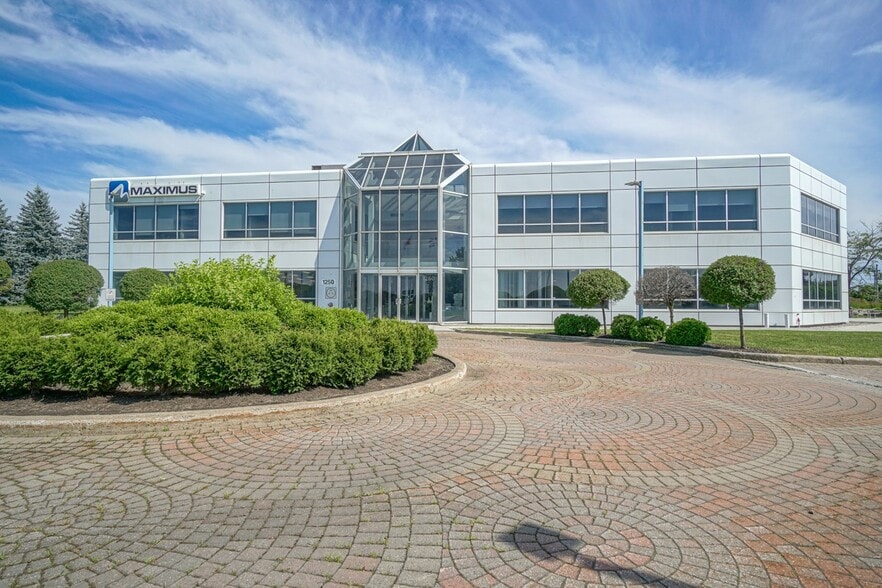 1250 Rue Marie-Victorin, St-Bruno-de-Montarville, QC à vendre - Photo du bâtiment - Image 2 de 25