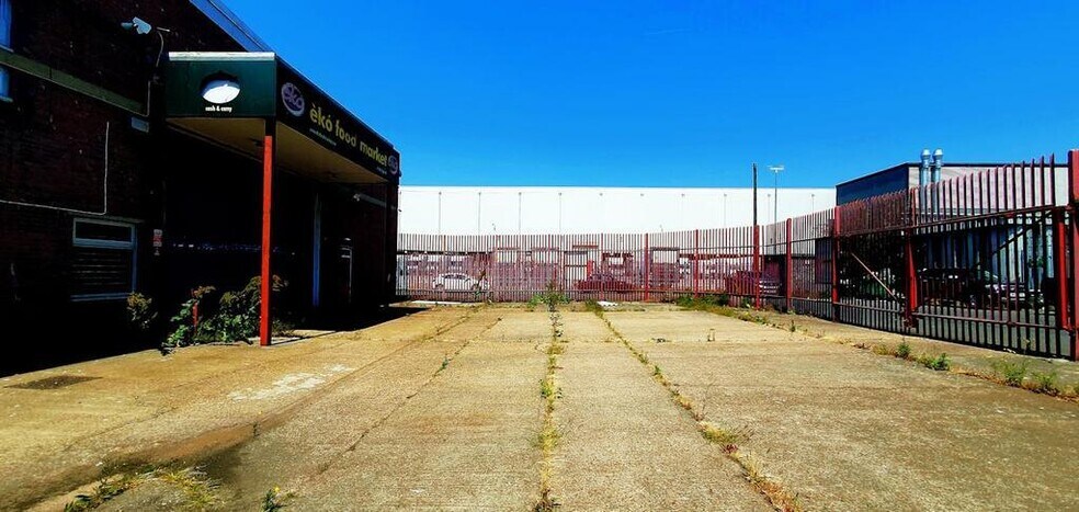 Meridian Trading Estate, Lombard Wall, Londres à louer - Photo du bâtiment - Image 2 de 8