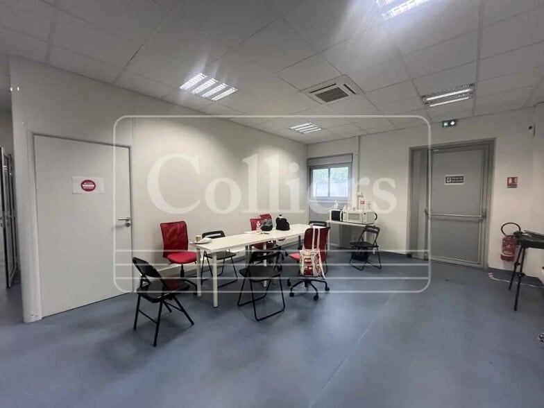 Office in Marseille for lease - Building Photo - Image 2 of 9