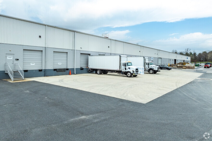 7075 Oakland Mills Rd, Columbia, MD for lease - Building Photo - Image 2 of 4