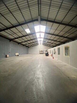 Plus de détails pour Local d'activités à louer