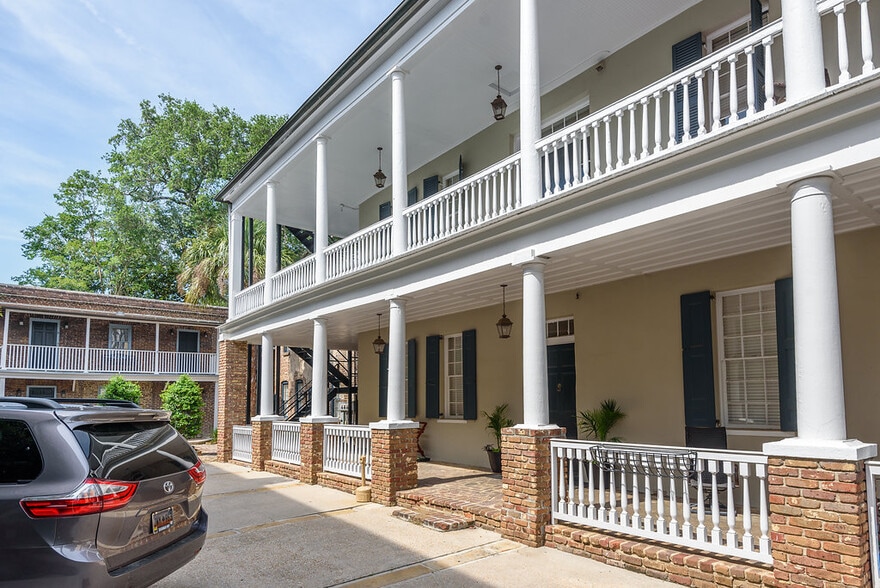 Queen Portfolio portefeuille de 2 propriétés à vendre sur LoopNet.ca - Photo du bâtiment - Image 3 de 50