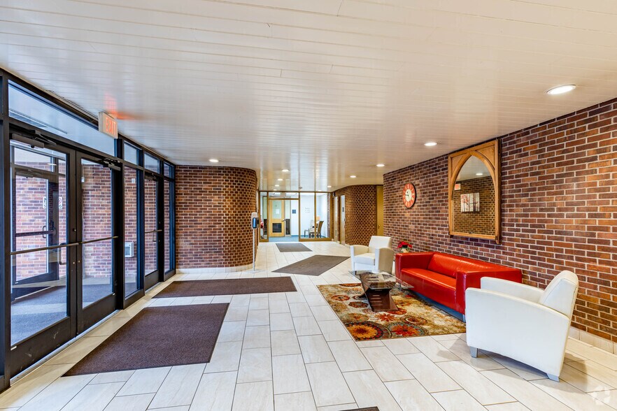 1000 Cliff Mine Rd, Pittsburgh, PA for lease - Lobby - Image 1 of 4