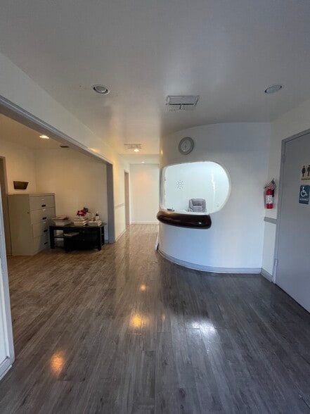 715 N Ridgewood Pl, Los Angeles, CA for lease - Building Photo - Image 3 of 14