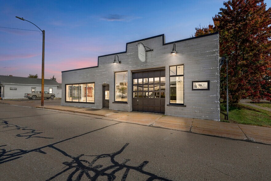 219 Jefferson St, Waupaca, WI à vendre - Photo du bâtiment - Image 2 de 57
