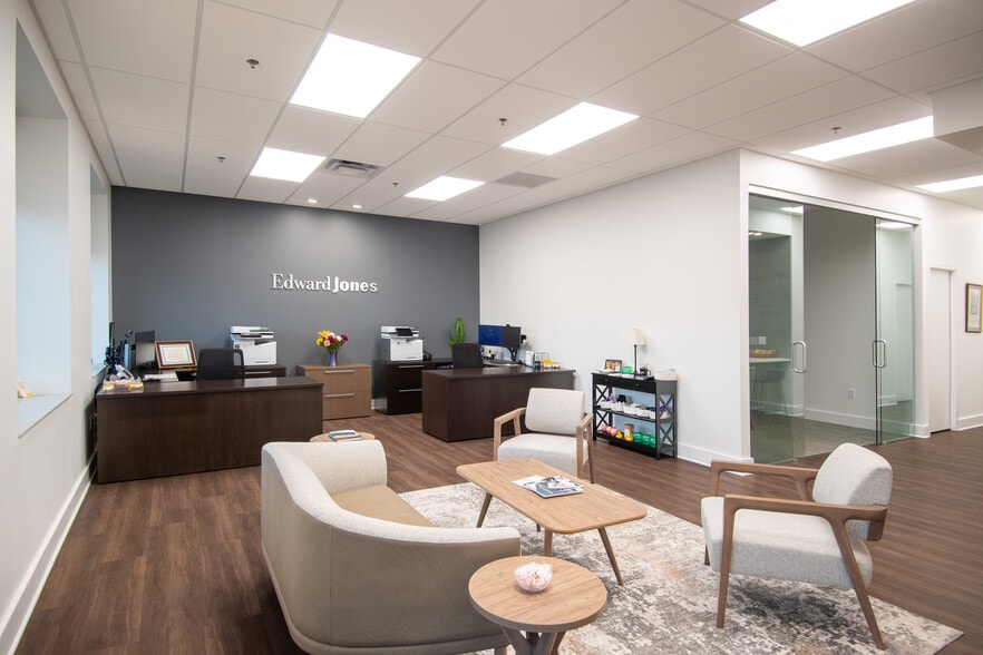 8075 Town Centre Dr, Broadview Heights, OH for lease - Interior Photo - Image 3 of 5