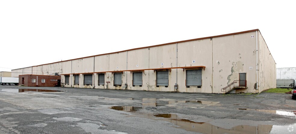 4 Terminal Way, Avenel, NJ à louer - Photo du bâtiment - Image 3 de 3