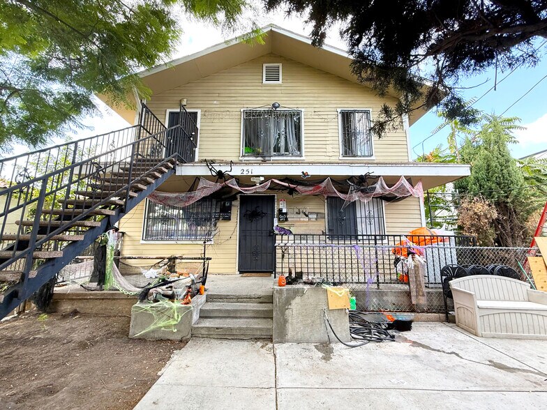 251 N Burlington Ave, Los Angeles, CA à vendre - Photo du bâtiment - Image 2 de 7