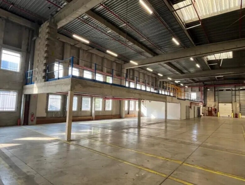 7 Rue André Sentuc, Vénissieux à louer - Photo du bâtiment - Image 3 de 7