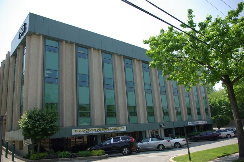 755 New York Ave, Huntington, NY à louer - Photo du bâtiment - Image 1 de 7