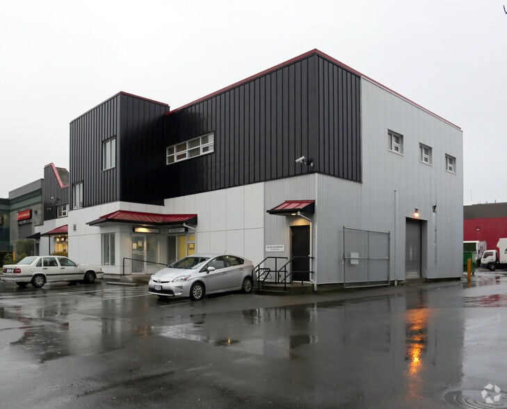 759 Vanalman Ave, Saanich, BC à louer - Photo du bâtiment - Image 2 de 3