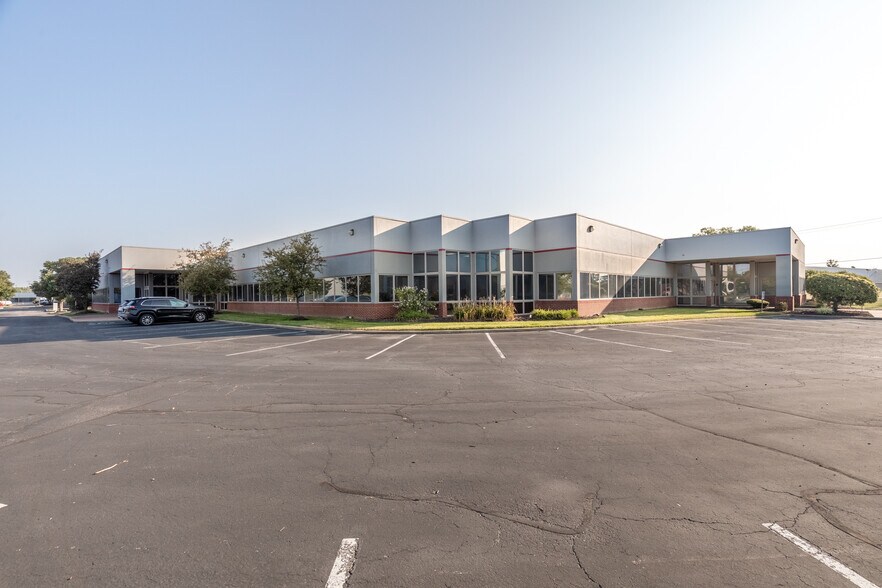 Chesterfield Valley Office Portfolio portefeuille de 2 propriétés à vendre sur LoopNet.ca - Photo du bâtiment - Image 2 de 8