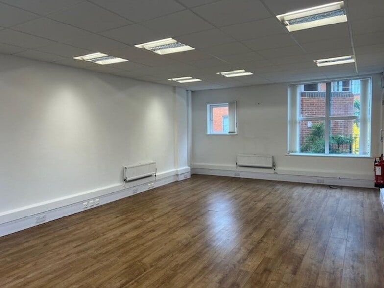 254 High St, Guildford for lease - Building Photo - Image 3 of 13