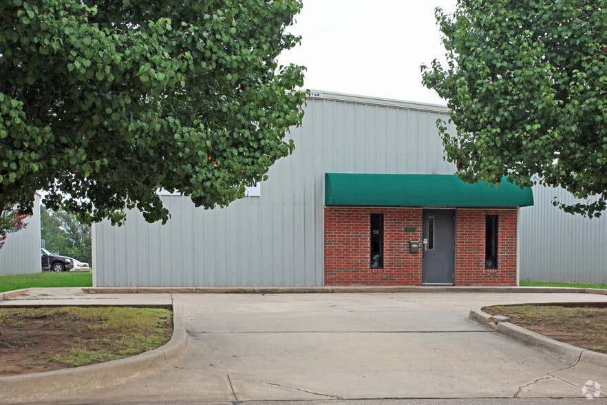 1013 N University Blvd, Norman, OK for lease - Building Photo - Image 2 of 2