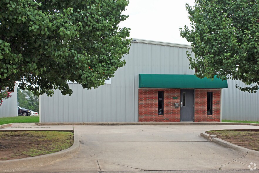1013 N University Blvd, Norman, OK à louer - Photo du bâtiment - Image 2 de 2