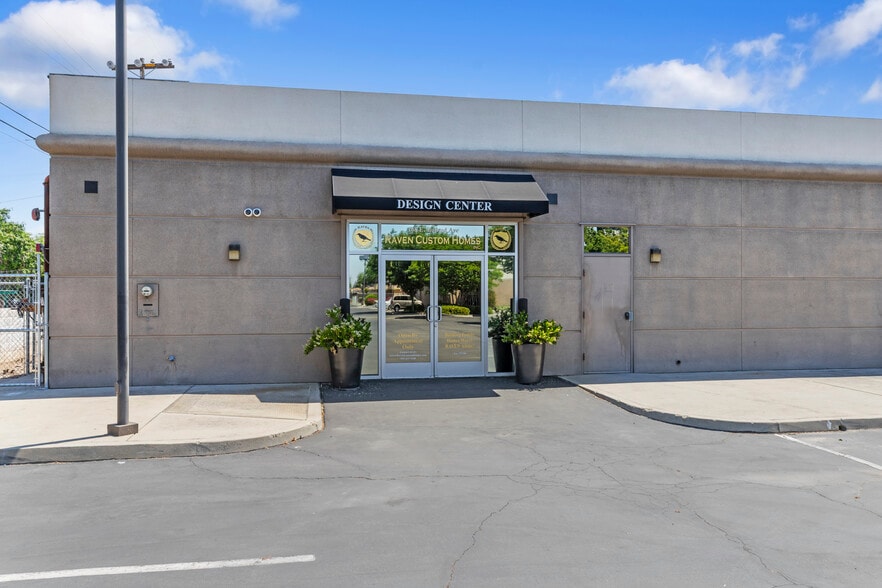 160 E Bullard Ave, Fresno, CA à vendre - Photo du bâtiment - Image 1 de 20