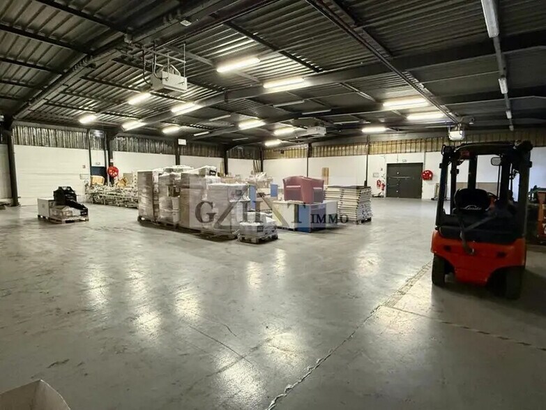 Industrial in Les Ulis for lease - Interior Photo - Image 1 of 2
