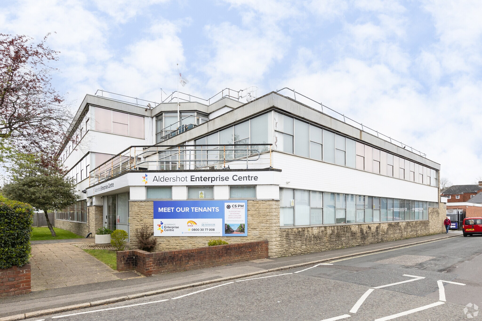 14-43 Victoria Rd, Aldershot for lease Primary Photo- Image 1 of 2