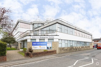 14-43 Victoria Rd, Aldershot for lease Primary Photo- Image 1 of 2