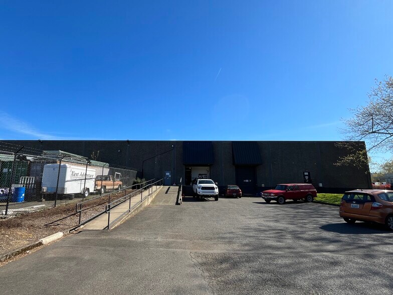 18055 Wi NE San Rafael St, Portland, OR à vendre - Photo du bâtiment - Image 2 de 10