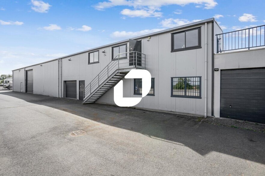 Flex in Fareins for lease - Building Photo - Image 3 of 12