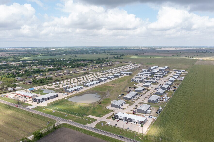 000 Sales Dr, Waxahachie, TX à louer - Photo du bâtiment - Image 2 de 9