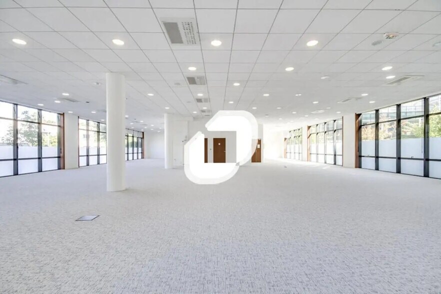 Office in Noisy-le-Grand for lease - Interior Photo - Image 1 of 5