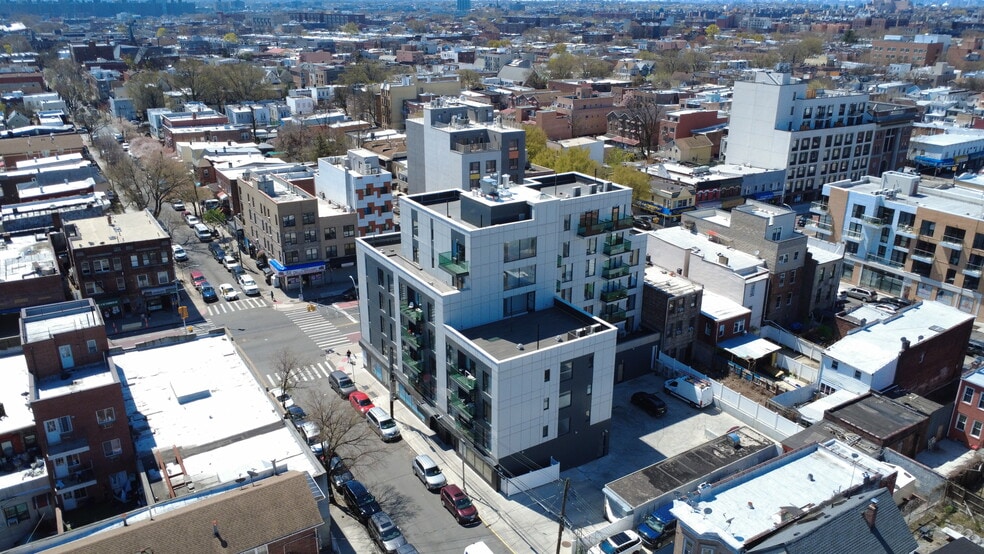 32-58 105th Street, Corona (Commercial) portfolio of 4 properties for sale on LoopNet.ca - Building Photo - Image 3 of 8