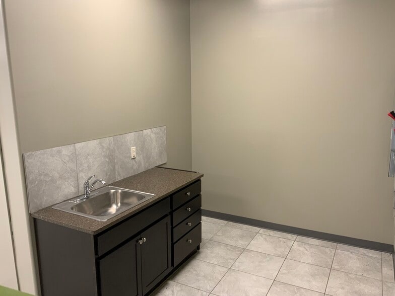 310 Croft Dr, Lakeshore, ON for lease - Interior Photo - Image 2 of 12