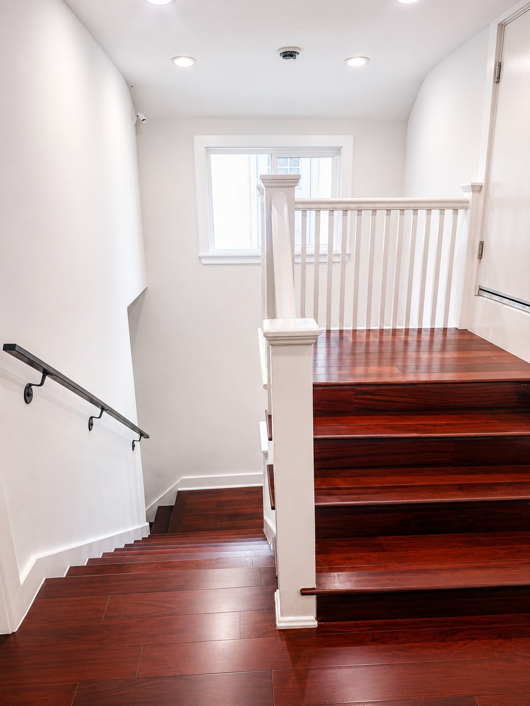 1112 N Sherbourne Dr, West Hollywood, CA for lease Interior Photo- Image 1 of 3