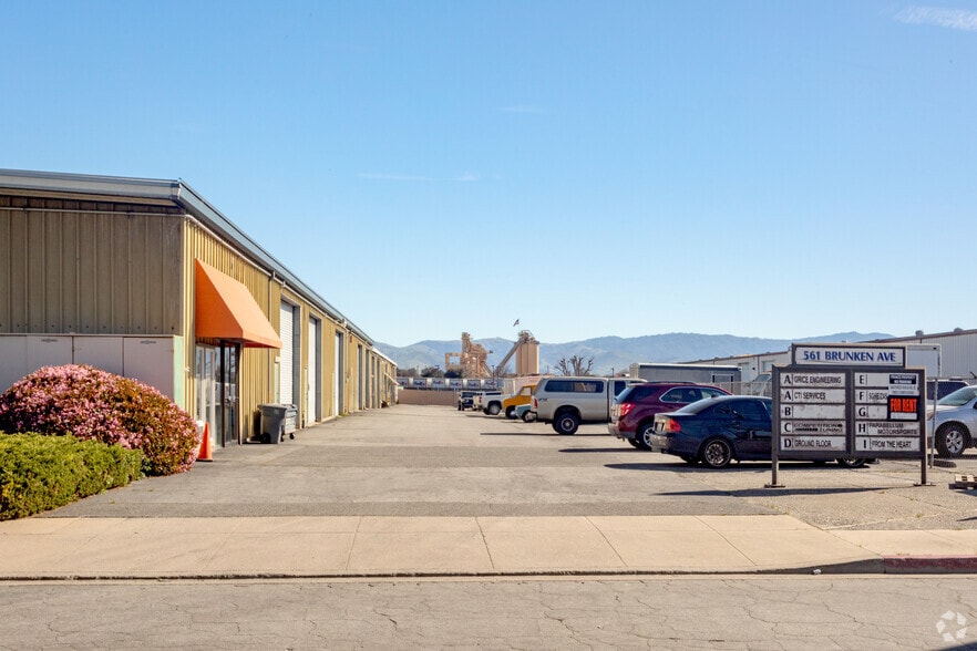 557-561 Brunken Ave, Salinas, CA for lease - Building Photo - Image 3 of 12